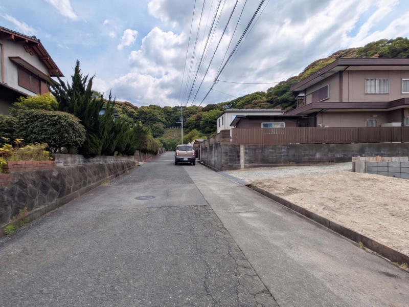 宗像市葉山、新築一戸建ての前面道路を含む現地写真画像です