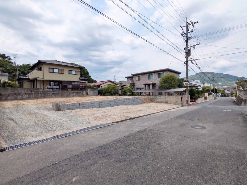 宗像市葉山、新築一戸建ての前面道路を含む現地写真画像です