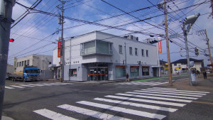 糟屋郡粕屋町原町、中古一戸建ての銀行画像です