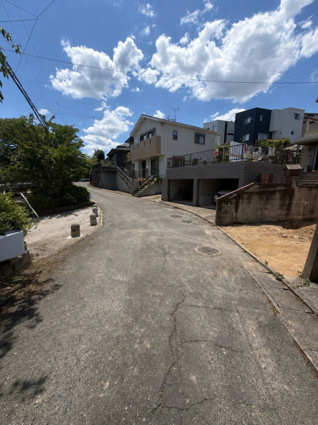 福岡市城南区友丘、土地の前面道路を含む現地写真画像です