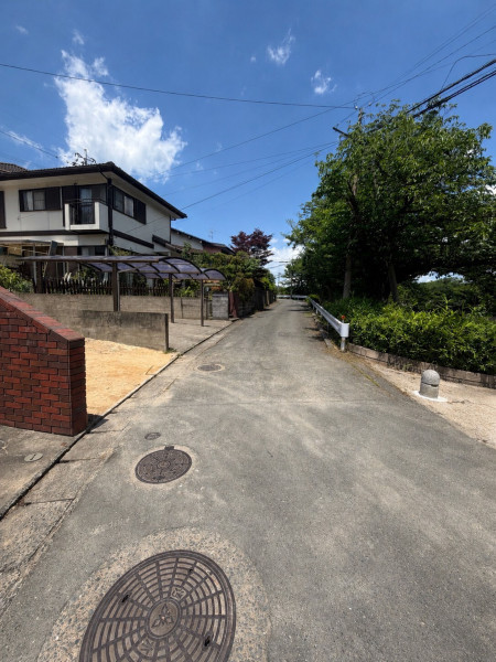 福岡市城南区友丘、土地の前面道路を含む現地写真画像です