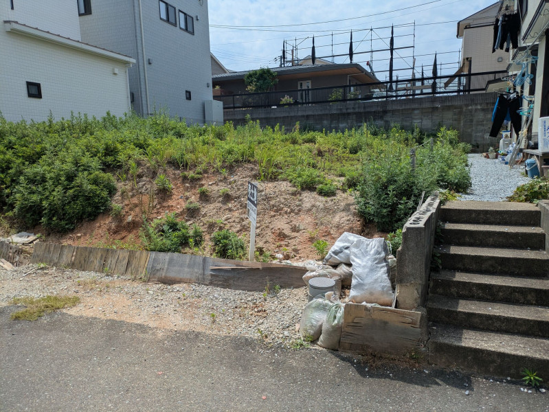 糟屋郡粕屋町花ヶ浦、土地の前面道路を含む現地写真画像です