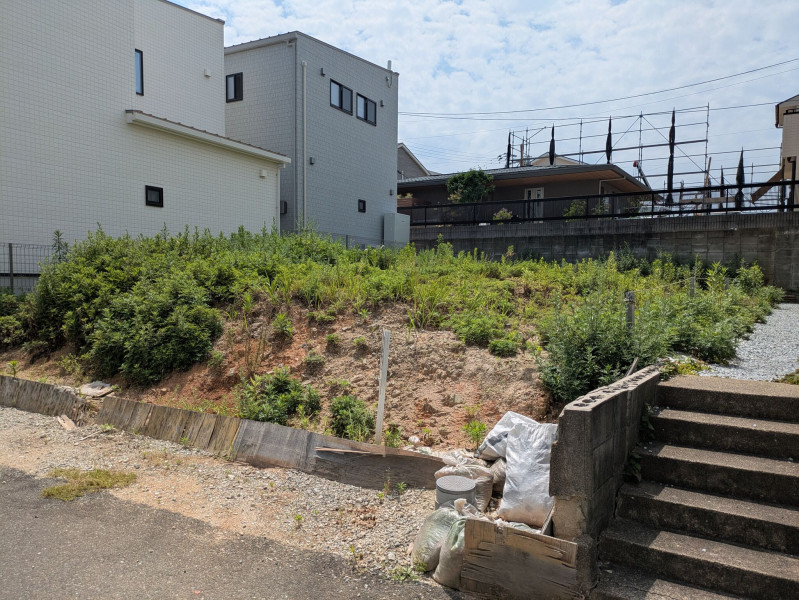 糟屋郡粕屋町花ヶ浦、土地の前面道路を含む現地写真画像です