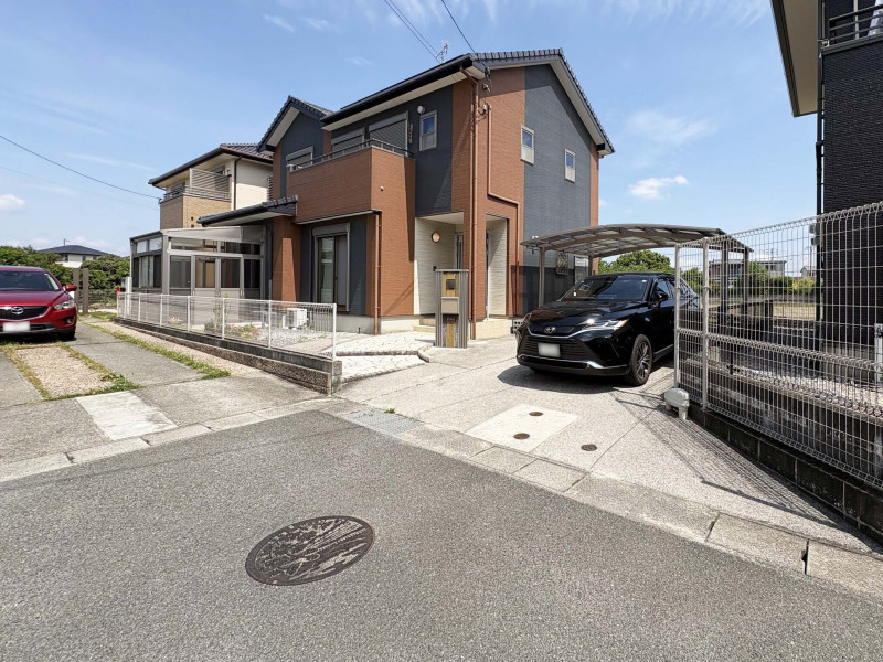 久留米市北野町大城、中古一戸建ての前面道路を含む現地写真画像です