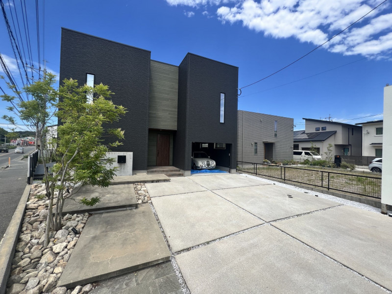 糸島市神在東、中古一戸建ての駐車場画像です