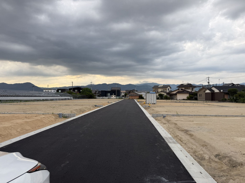 神埼郡吉野ヶ里町豆田、新築一戸建ての前面道路を含む現地写真画像です