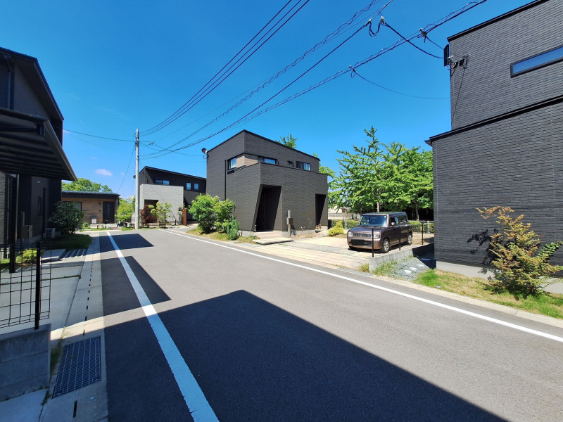 久留米市梅満町、中古一戸建ての前面道路を含む現地写真画像です