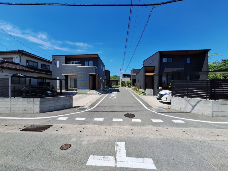 久留米市梅満町、中古一戸建ての前面道路を含む現地写真画像です
