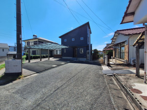 久留米市梅満町、中古一戸建ての前面道路を含む現地写真画像です