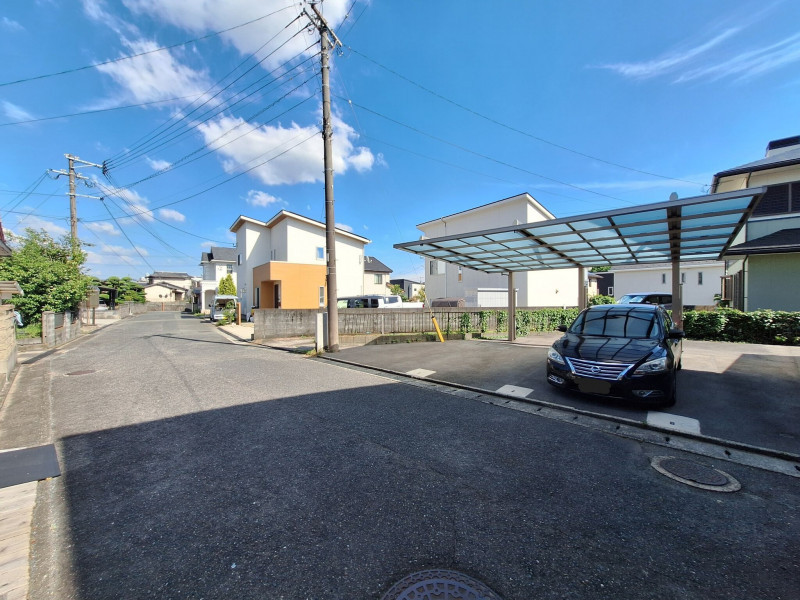 久留米市梅満町、中古一戸建ての前面道路を含む現地写真画像です