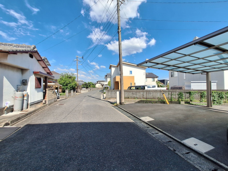 久留米市梅満町、中古一戸建ての前面道路を含む現地写真画像です