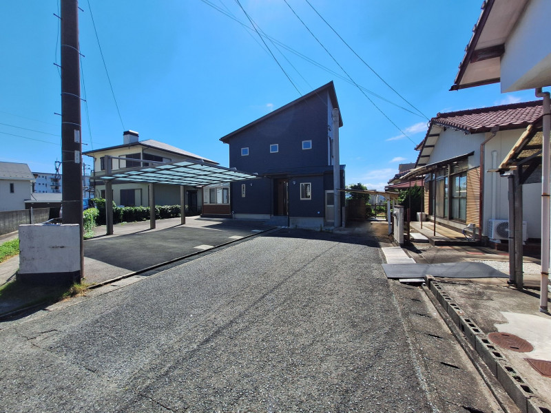 久留米市梅満町、中古一戸建ての前面道路を含む現地写真画像です