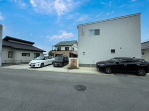 佐賀市金立町千布、中古一戸建ての前面道路を含む現地写真画像です