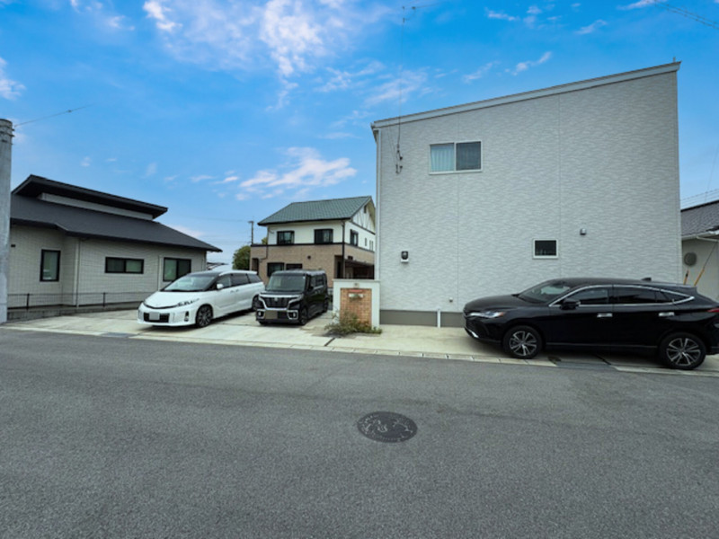 佐賀市金立町千布、中古一戸建ての前面道路を含む現地写真画像です