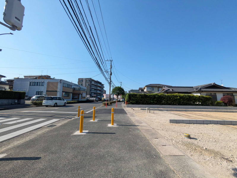 筑紫野市原田、新築一戸建ての前面道路を含む現地写真画像です