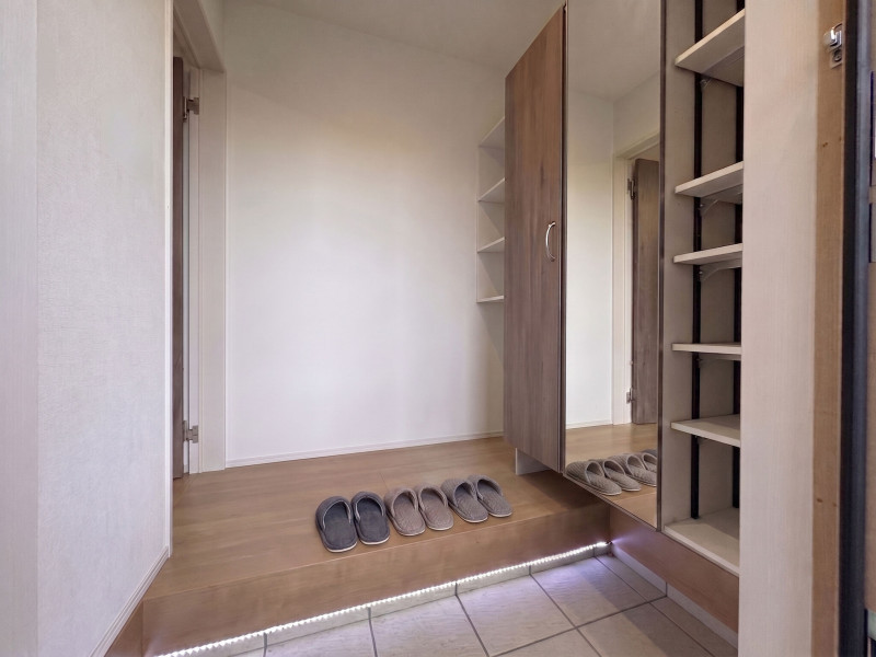 佐賀市木原、中古一戸建ての玄関画像です