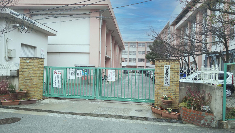 福岡市南区若久、土地の小学校画像です
