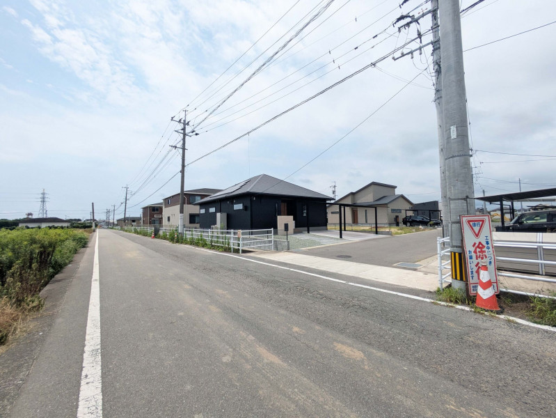 神埼郡吉野ヶ里町立野、新築一戸建ての前面道路を含む現地写真画像です
