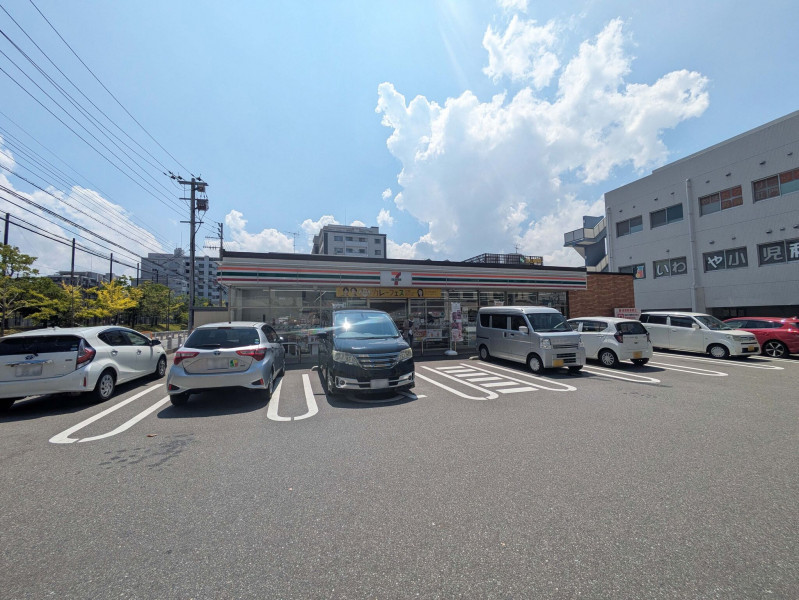 福岡市西区姪浜駅南、土地のコンビニ画像です