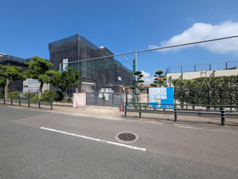 福岡市西区姪浜駅南、土地の中学校画像です