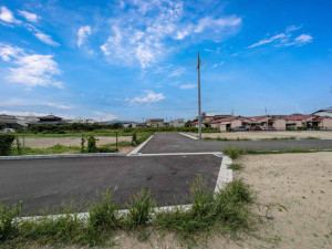 八女市吉田、新築一戸建ての前面道路を含む現地写真画像です