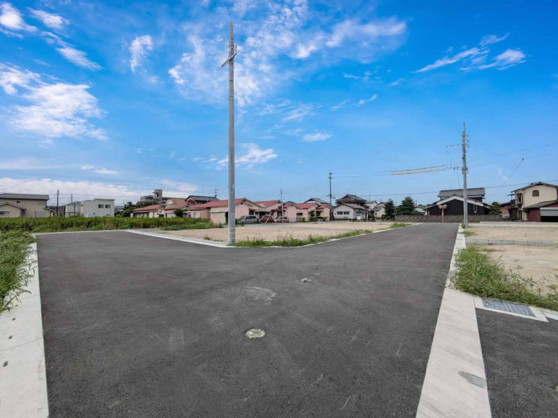 八女市吉田、新築一戸建ての前面道路を含む現地写真画像です