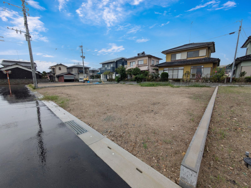 八女市吉田、新築一戸建ての前面道路を含む現地写真画像です