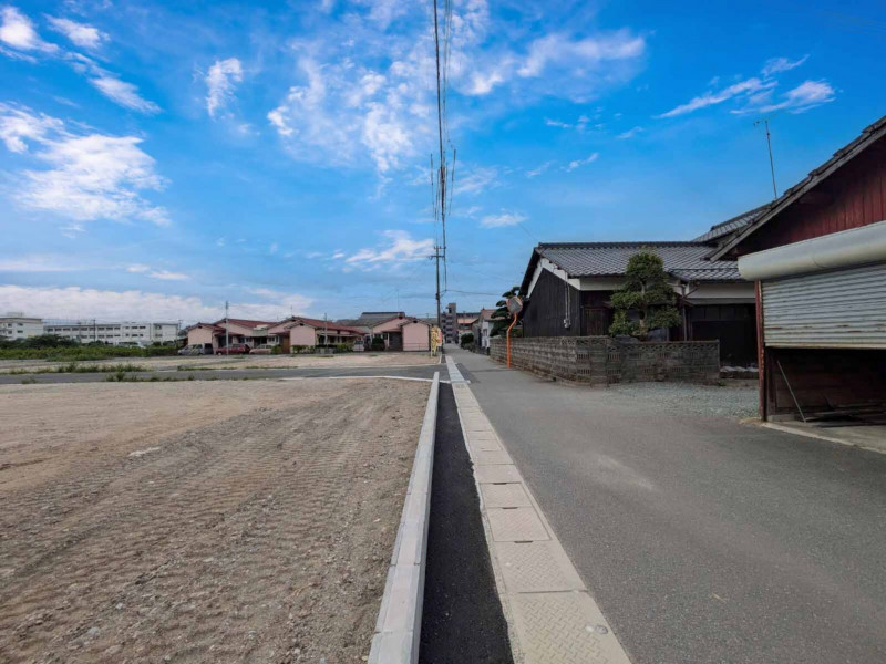 八女市吉田、新築一戸建ての前面道路を含む現地写真画像です