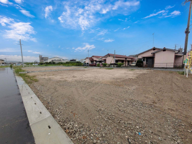 八女市吉田、新築一戸建ての前面道路を含む現地写真画像です