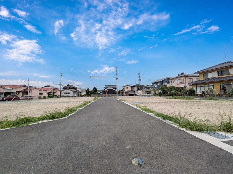 八女市吉田、新築一戸建ての前面道路を含む現地写真画像です