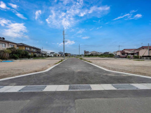 八女市吉田、新築一戸建ての前面道路を含む現地写真画像です