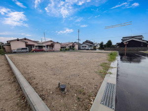 八女市吉田、新築一戸建ての前面道路を含む現地写真画像です