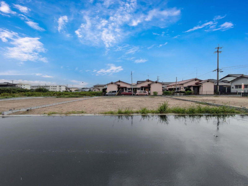 八女市吉田、新築一戸建ての前面道路を含む現地写真画像です