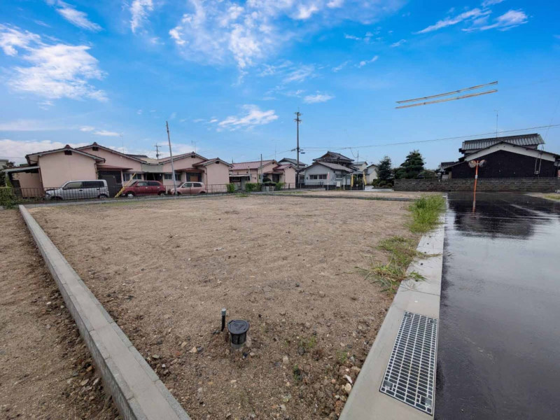 八女市吉田、新築一戸建ての前面道路を含む現地写真画像です