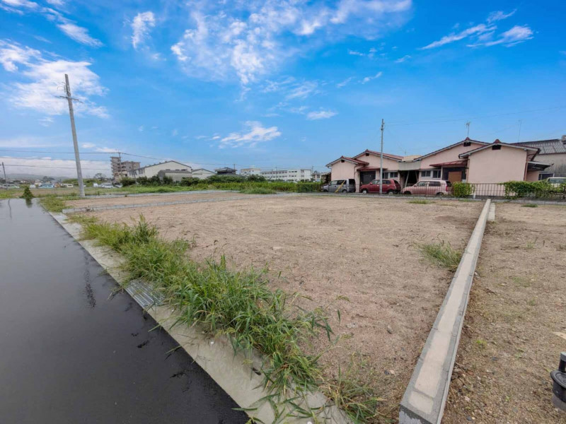 八女市吉田、新築一戸建ての前面道路を含む現地写真画像です