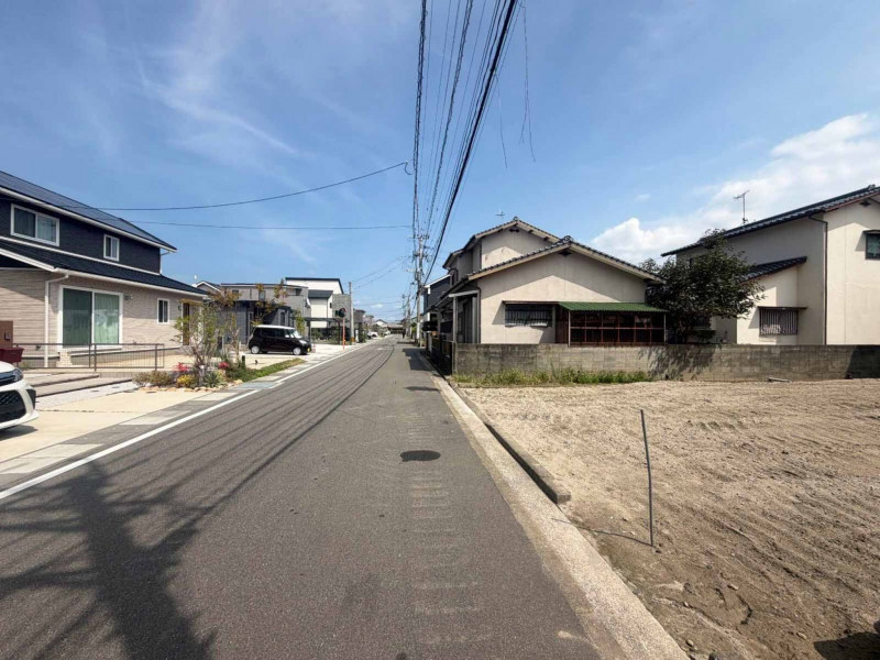 糸島市、新築一戸建ての前面道路を含む現地写真画像です
