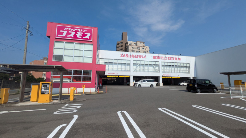 糸島市、新築一戸建てのドラッグストア画像です