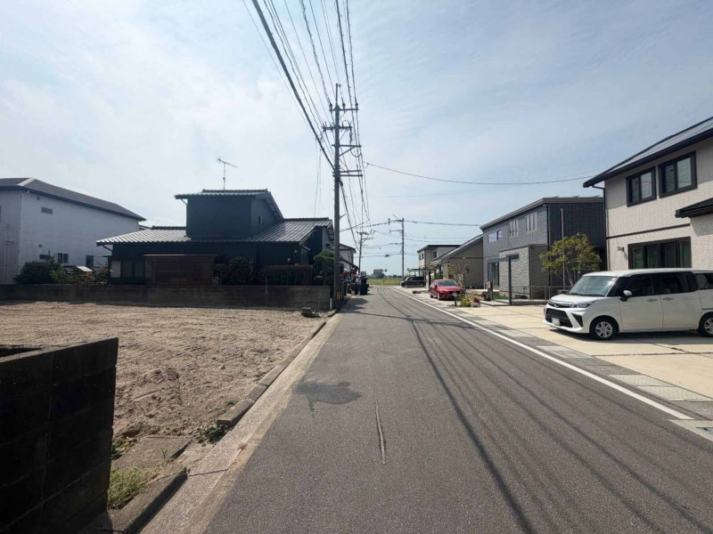 糸島市、新築一戸建ての前面道路を含む現地写真画像です