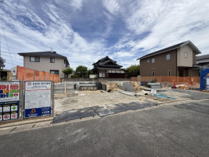 福岡市西区泉、新築一戸建ての前面道路を含む現地写真画像です