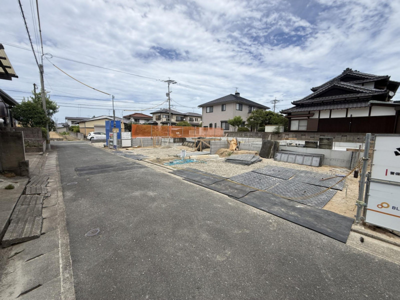 福岡市西区泉、新築一戸建ての前面道路を含む現地写真画像です