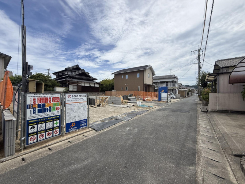 福岡市西区泉、新築一戸建ての前面道路を含む現地写真画像です