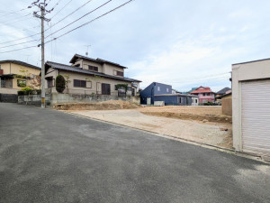 那珂川市王塚台、新築一戸建ての前面道路を含む現地写真画像です