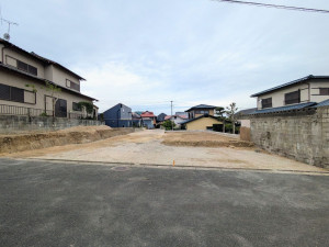 那珂川市王塚台、新築一戸建ての前面道路を含む現地写真画像です