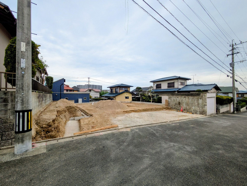 那珂川市王塚台、新築一戸建ての前面道路を含む現地写真画像です