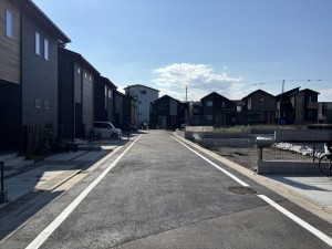 武蔵村山市神明、土地の前面道路を含む現地写真画像です