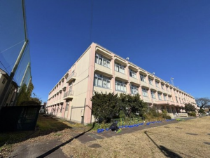武蔵村山市中原、土地の小学校画像です