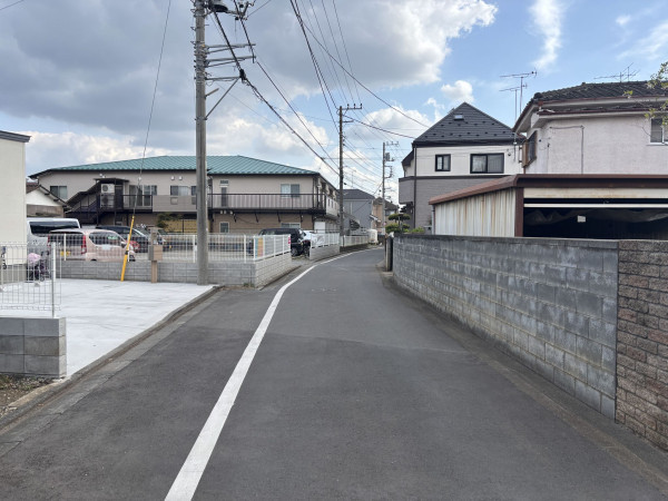 武蔵村山市榎、土地の前面道路を含む現地写真画像です