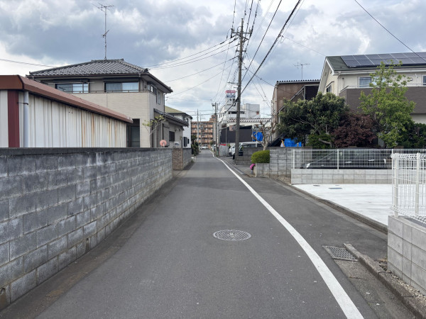 武蔵村山市榎、土地の前面道路を含む現地写真画像です