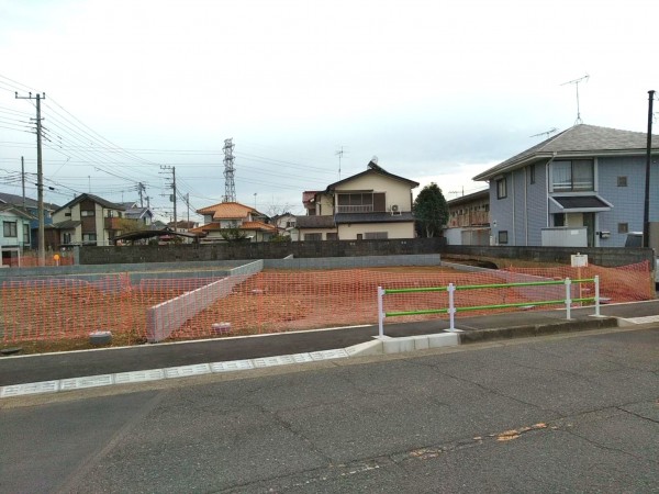 武蔵村山市岸、土地の前面道路を含む現地写真画像です