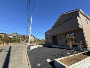 武蔵村山市本町、新築一戸建ての前面道路を含む現地写真画像です